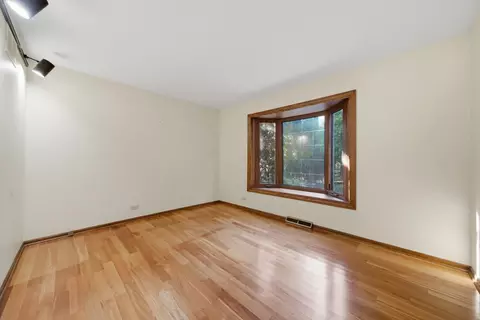 Living - 943 E Gartner Rd, Naperville, IL 60540 photo 3 of 10