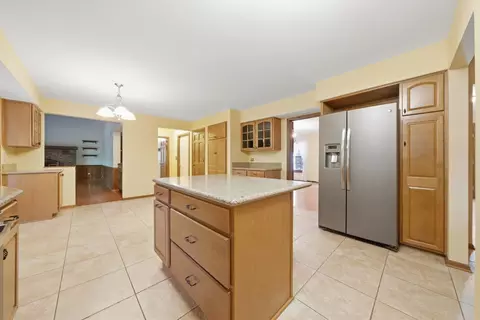 Kitchen - 943 E Gartner Rd, Naperville, IL 60540 photo 6 of 7