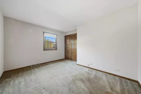 Bedroom - 943 E Gartner Rd, Naperville, IL 60540 photo 5 of 6