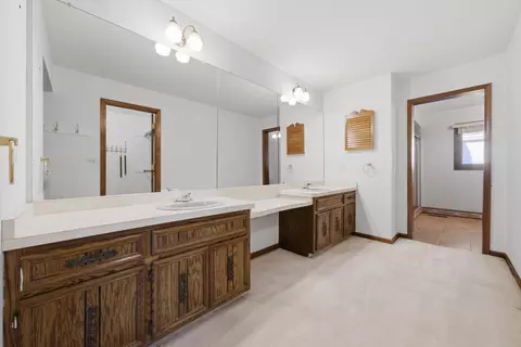 Bath - 943 E Gartner Rd, Naperville, IL 60540 photo 2 of 7