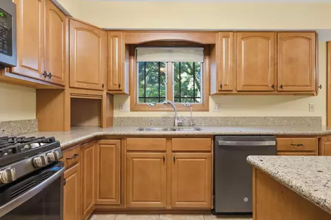 Kitchen - 943 E Gartner Rd, Naperville, IL 60540 photo 2 of 7