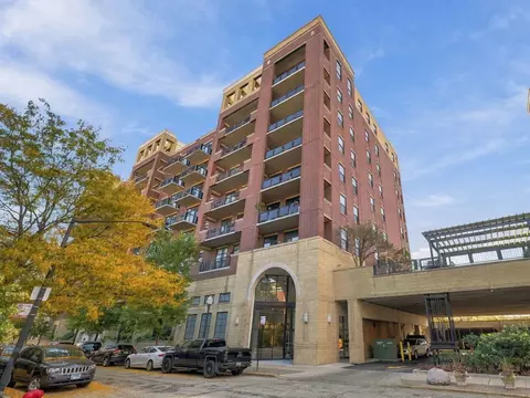 811 W 15th Pl #605, Chicago, IL 60608