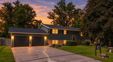 209 N Market St, Grandview, IA 52752