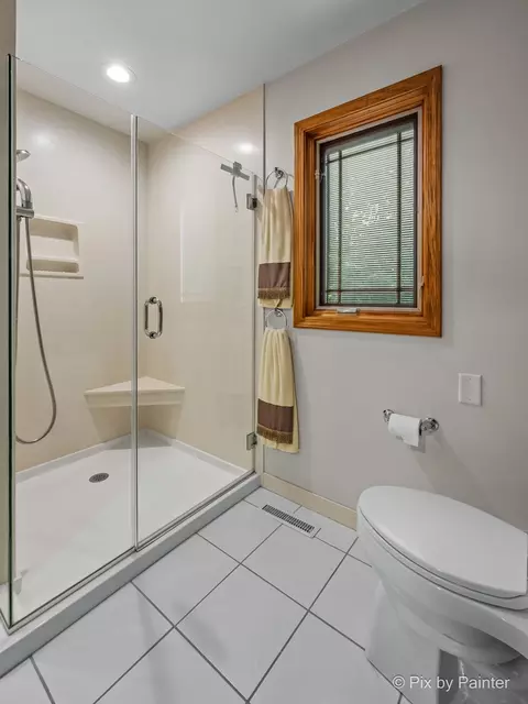 Bath - 2917 Pleasant Dr, Mchenry, IL 60051 photo 6 of 7