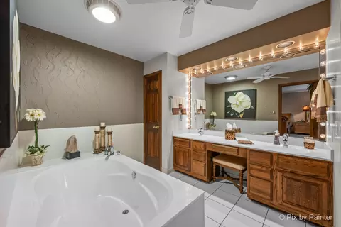 Bath - 2917 Pleasant Dr, Mchenry, IL 60051 photo 2 of 7