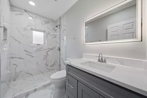 Bath - 433 W 100th St, Chicago, IL 60628 photo 2 of 3