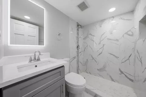 Bath - 433 W 100th St, Chicago, IL 60628 photo 3 of 3