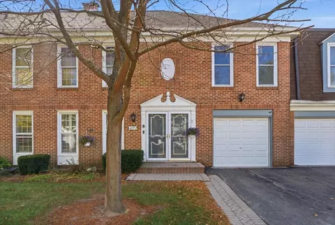 895 Garfield Ave, Libertyville, IL 60048