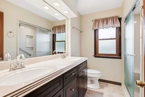 Bath - 770 S Stuart Ave, Elmhurst, IL 60126 photo 2 of 4