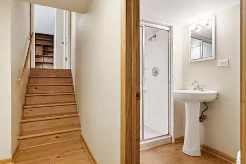 Bath - 770 S Stuart Ave, Elmhurst, IL 60126 photo 3 of 4