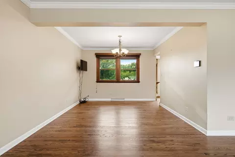 Living - 770 S Stuart Ave, Elmhurst, IL 60126 photo 3 of 4