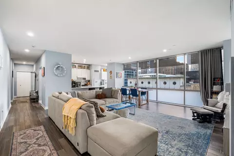 Living - 8 E Randolph St #1605, Chicago, IL 60601 photo 2 of 4