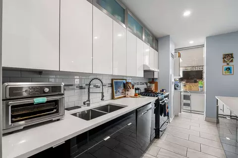 Kitchen - 8 E Randolph St #1605, Chicago, IL 60601 photo 2 of 3