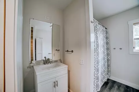 Bath - 445 N 5th St, Sheldon, IL 60966 photo 2 of 3