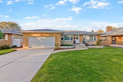 5018 Dobson St, Skokie, IL 60077