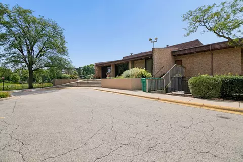 462 Raintree Dr #2A, Glen Ellyn, IL 60137
