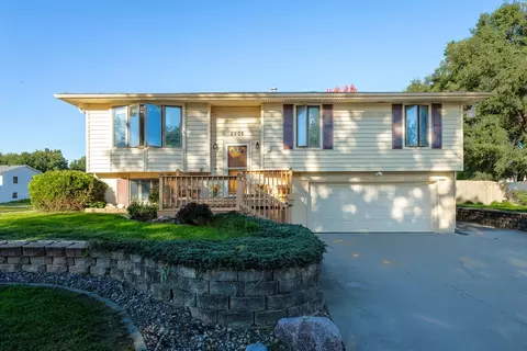 5506 N Howell St, Davenport, IA 52806