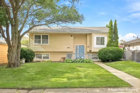 2714 Gilead Ave, Zion, IL 60099