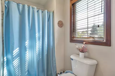 Bath - 17 Dexter Blvd, Park View, IA 52748 photo 5 of 7