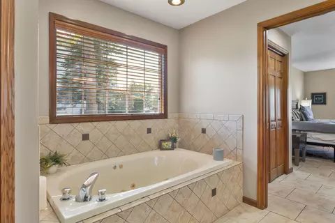 Bath - 17 Dexter Blvd, Park View, IA 52748 photo 3 of 7