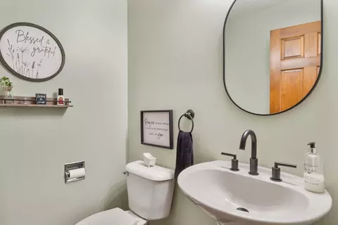 Bath - 17 Dexter Blvd, Park View, IA 52748 photo 1 of 7