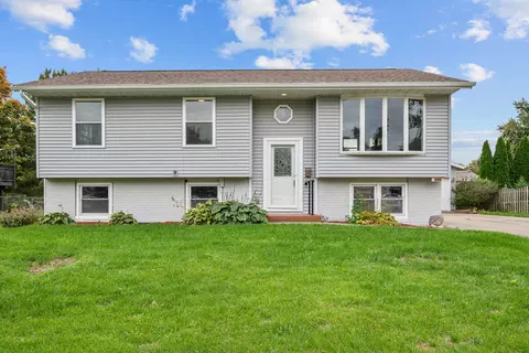1895 Tam O Shanter Dr, Bettendorf, IA 52722