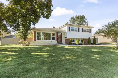 724 S Crestwood Ln, Mount Prospect, IL 60056