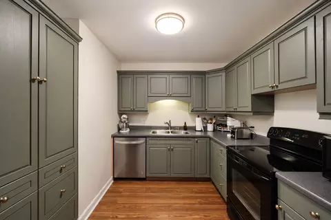 Kitchen - 5400 Astor Ln #103, Rolling Meadows, IL 60008 photo 2 of 4