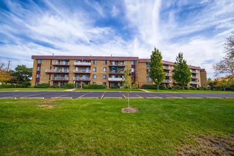 Exterior - 5400 Astor Ln #103, Rolling Meadows, IL 60008 photo 3 of 8