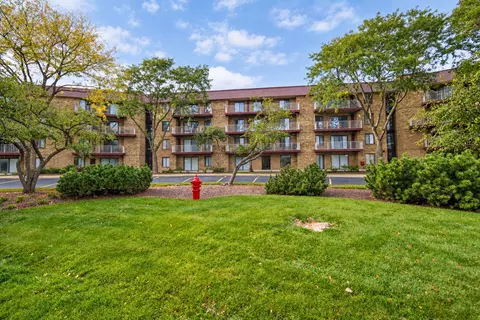 Exterior - 5400 Astor Ln #103, Rolling Meadows, IL 60008 photo 2 of 8