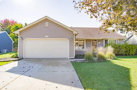 1043 Plum Tree Dr, Crystal Lake, IL 60014