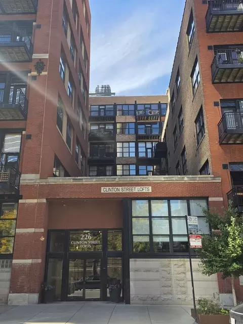 226 N Clinton St #225, Chicago, IL 60661