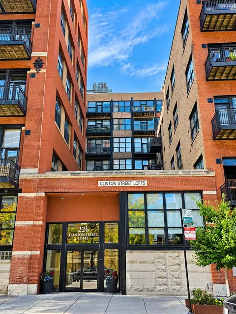 226 N Clinton St #225, Chicago, IL 60661