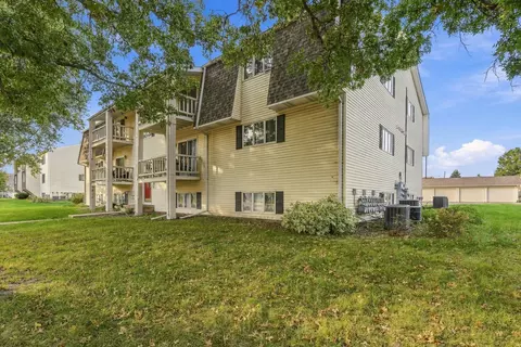 Exterior - 800 E Iowa St #2A, Eldridge, IA 52748 photo 1 of 3