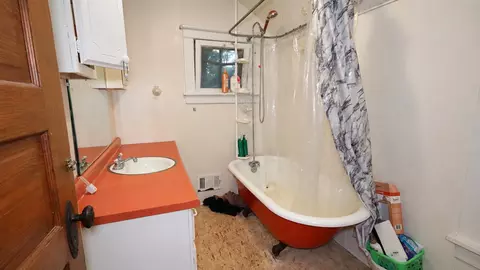 Bath - 506 N Genesee St, Morrison, IL 61270 photo 2 of 2