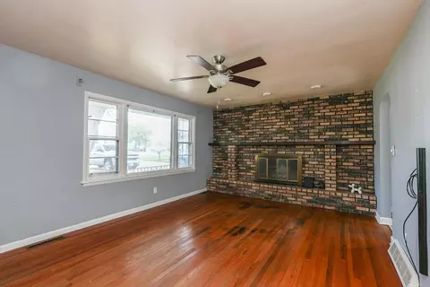 Living - 140 Section Line Rd, Manteno, IL 60950 photo 3 of 6