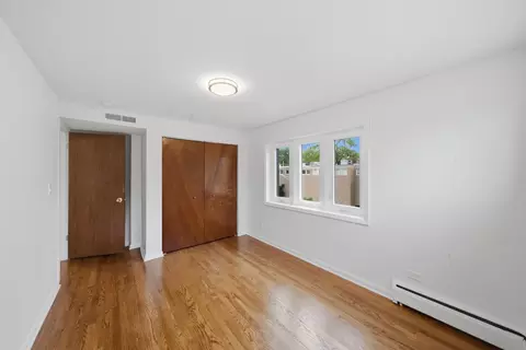 Bedroom - 1473 E Park Pl, Chicago, IL 60637 photo 3 of 6