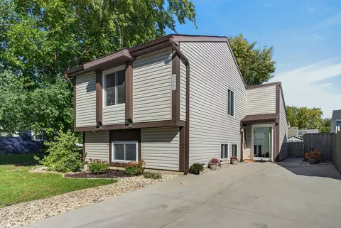 30 W160 Linden Sq, Warrenville, IL 60555