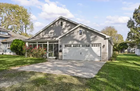 914 E Lincoln St, Monticello, IL 61856
