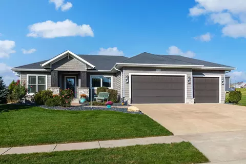 6428 Fairhaven Rd, Davenport, IA 52807