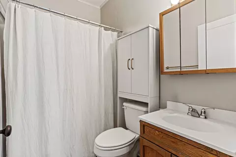 Bath - 1718 13th Ave, Moline, IL 61265 photo 1 of 2