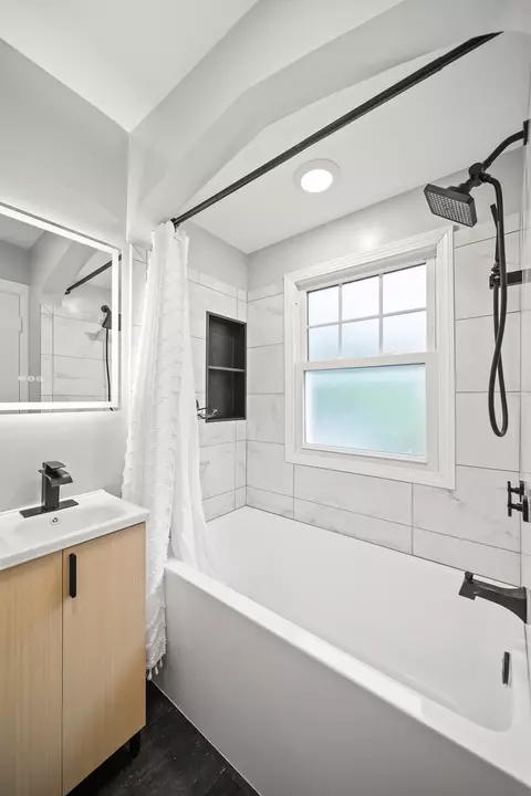 Bath - 2421 14th Ave, Moline, IL 61265 photo 2 of 2