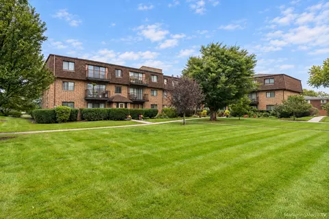 Exterior - 400 E Kensington Rd #B, Mount Prospect, IL 60056 photo 5 of 6