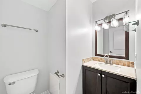 Bath - 400 E Kensington Rd #B, Mount Prospect, IL 60056 photo 3 of 3