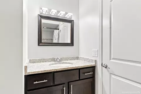 Bath - 400 E Kensington Rd #B, Mount Prospect, IL 60056 photo 2 of 3