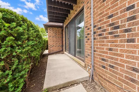 Exterior - 400 E Kensington Rd #B, Mount Prospect, IL 60056 photo 3 of 6
