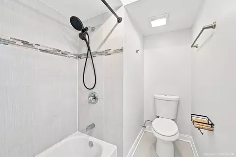 Bath - 400 E Kensington Rd #B, Mount Prospect, IL 60056 photo 1 of 3