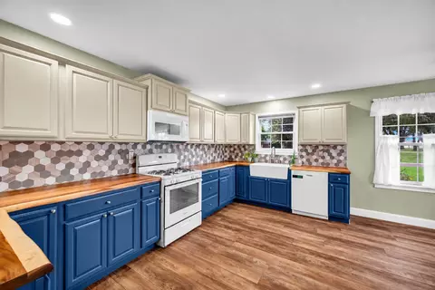 Kitchen - 397 E Clay St, El Paso, IL 61738 photo 3 of 4