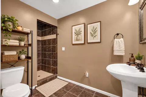 Bath - 397 E Clay St, El Paso, IL 61738 photo 3 of 6