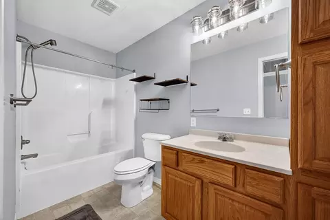 Bath - 397 E Clay St, El Paso, IL 61738 photo 4 of 6